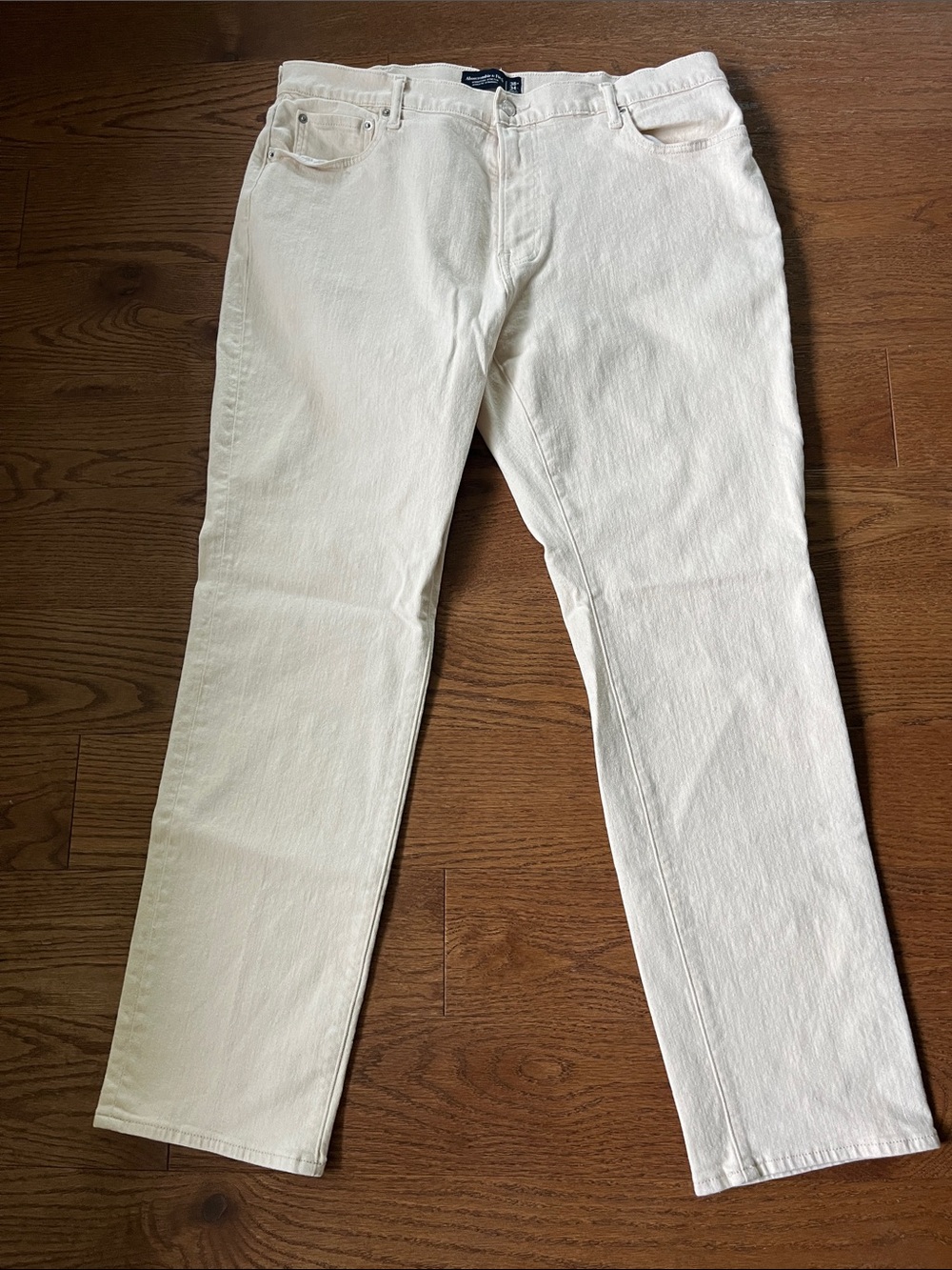 Abercrombie & Fitch Men’s Signature Stretch Athletic Straight Cream Pants.
